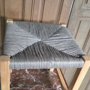 Taburete de Madera con Asiento Trenzado Gris - imagen 3