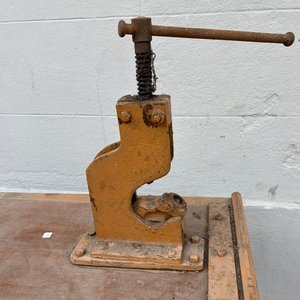 Mesa de Trabajo Antigua con Prensa de Hierro Amarilla - imagen 2
