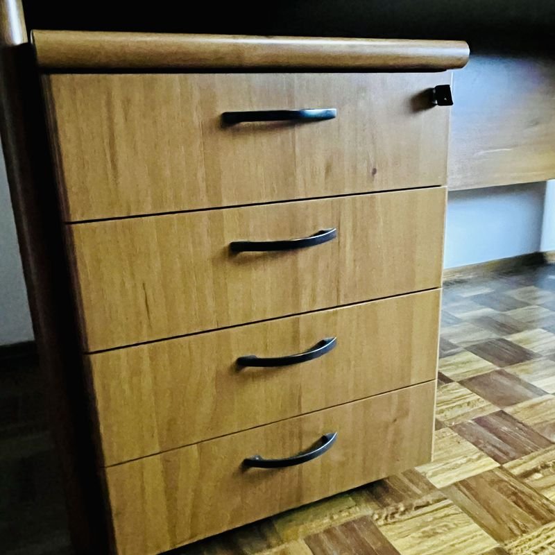 Escritorio y mueble cajonero de madera con cerradura - imagen 5