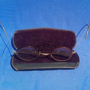 Antiguos Lentes Redondos Enchapados en Oro con Estuche Original "Casa Alonso" - imagen 4