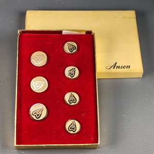 Lote siguiente: Juego de 7 Botones Dorados "Anson" con Diseño en Relieve y Estuche Original