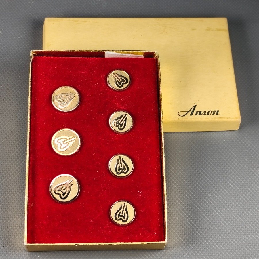 Juego de 7 Botones Dorados "Anson" con Diseño en Relieve y Estuche Original
