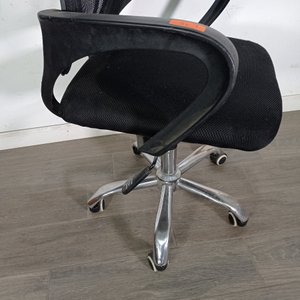 Silla de Oficina Giratoria Negra con Detalle en Tapizado - imagen 4