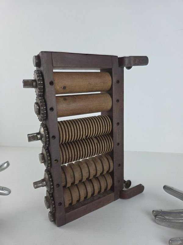 Lote siguiente: Máquina de pastas antigua en madera e hierro