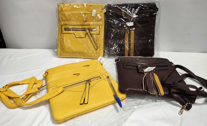 Lote de 4 Carteras de Dama Tipo Morral en Eco Cuero