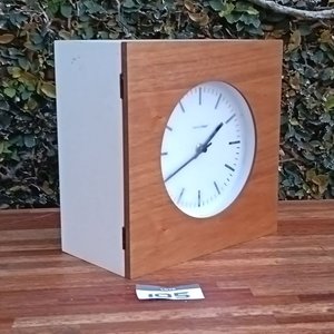 Lote anterior: Gabinete Multifunción de Madera con Reloj de Pared y Porta Llaves