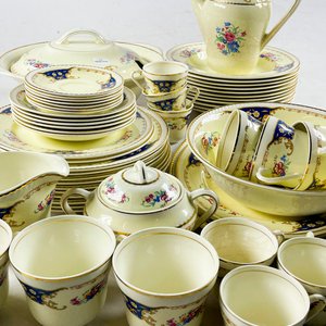 Cincuenta y seis piezas en loza inglesa floral, sopera, ensaladera, fuentes, tetera(con manchas), azucarero, lechera, tazas y platillos - imagen 3