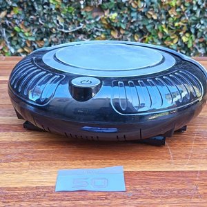 Lote anterior: Aspiradora Robot Negra y Plateada con Cepillos Laterales