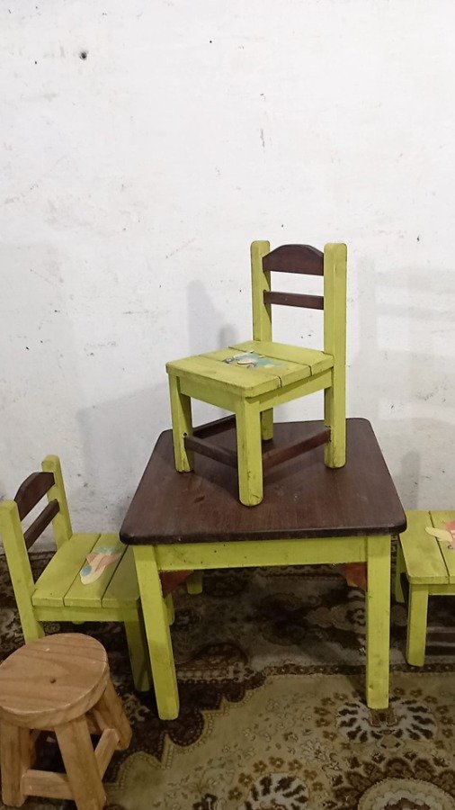 Juego de mesa y sillas infantiles de madera - imagen 4