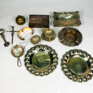 Lote de Objetos Metálicos Labrados: Ceniceros, Caja, Florero, Colador y Platos - imagen 2