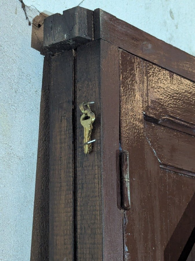 Puerta antigua de madera con marco y manotones de bronce - imagen 10