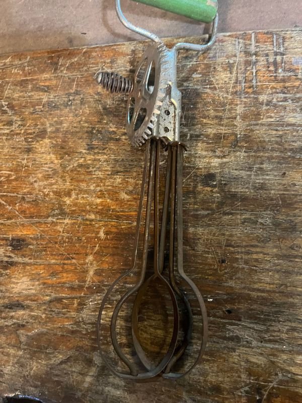 Batidor de metal con tijeras y accesorios - imagen 4