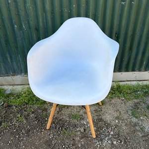 Lote anterior: Butaca Blanca Moderna con Patas de Madera
