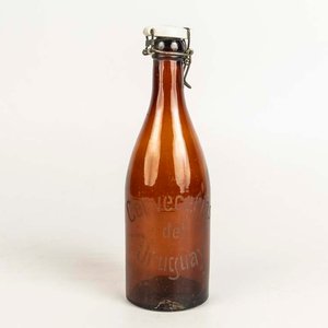 Botella de Cerveceria del Uruguay con tapa de porcelana - imagen 1