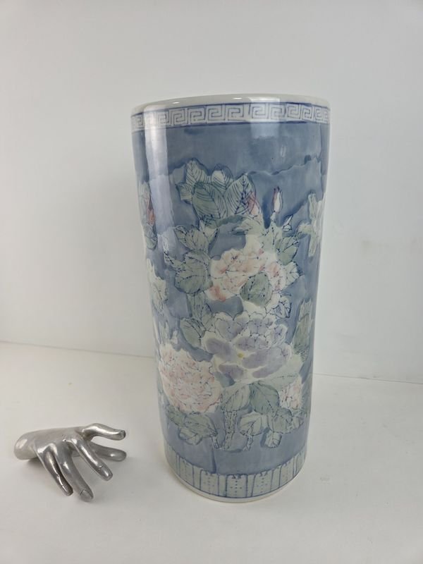 Lote siguiente: Vaso de porcelana azul y blanco con diseño decorativo