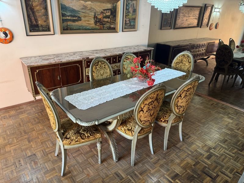 Lote siguiente: Excepcional juego de comedor estilo Francés con mesa extendible y 6 sillas tapizadas en Brocato