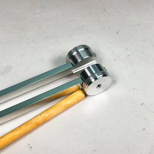 Diapasón Terapéutico 128Hz con Mazo y Bolsa Negra - imagen 3