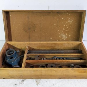Lote siguiente: Terraja de Hierro con Dados y Manija en Caja de Madera