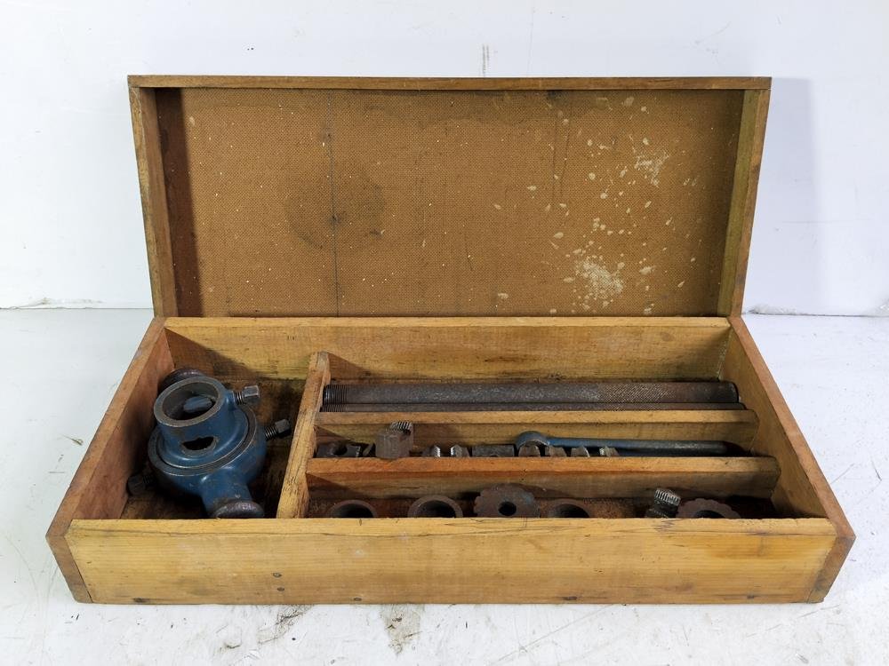 Terraja de Hierro con Dados y Manija en Caja de Madera