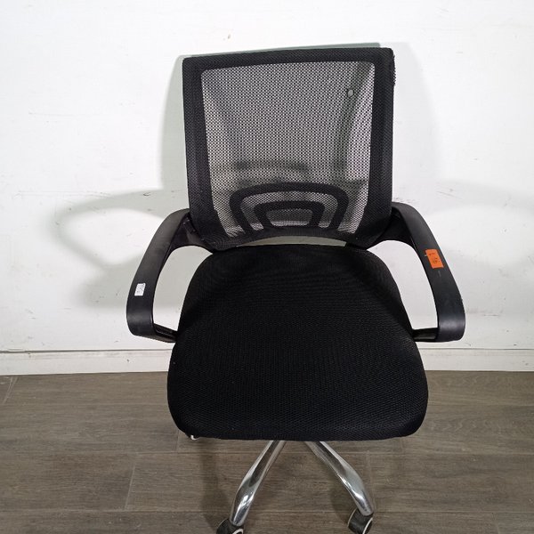 Silla de Oficina Giratoria Negra con Detalle en Tapizado - imagen 1