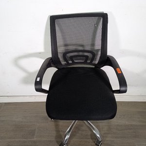 Lote anterior: Silla de Oficina Giratoria Negra con Detalle en Tapizado