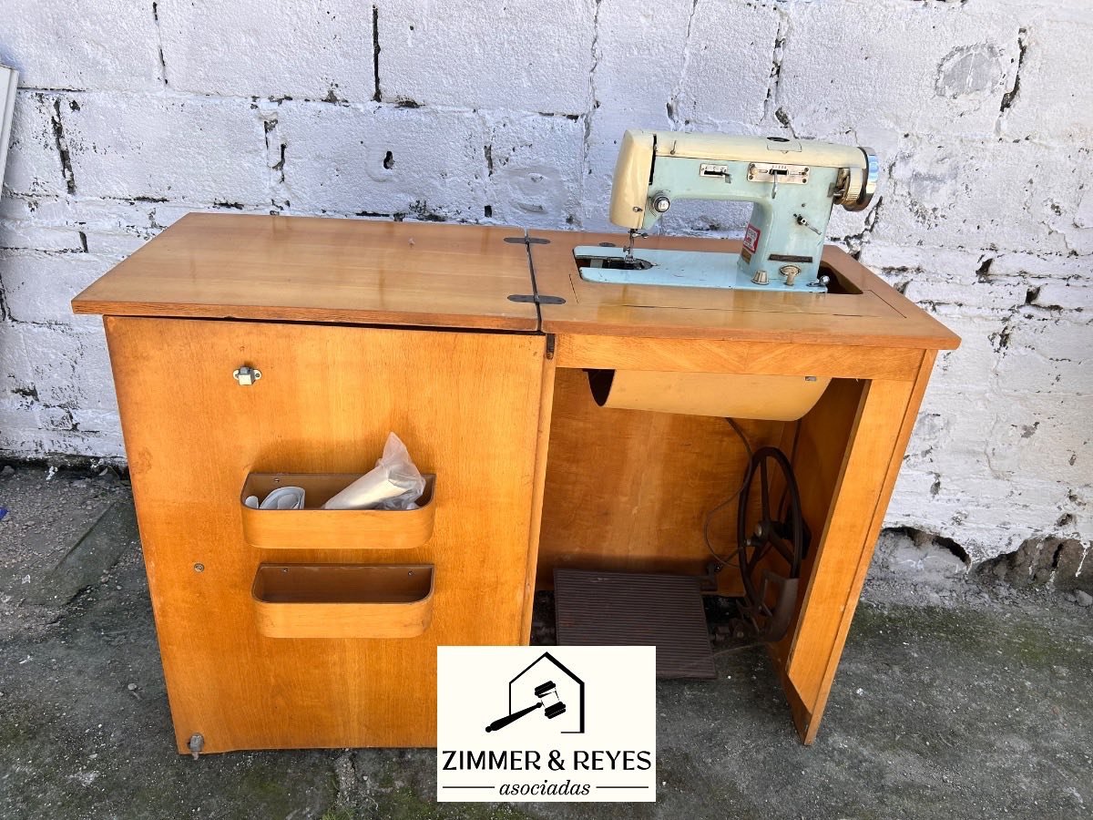 Antigua Máquina de Coser Suprema con Mueble de Madera