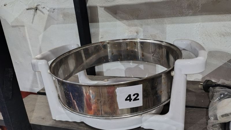 Lote siguiente: Tortera redonda de 16 cm de diámetro con soporte