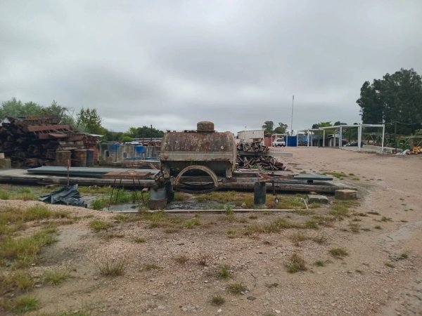 Tanque Metálico Oxidado con Estructura