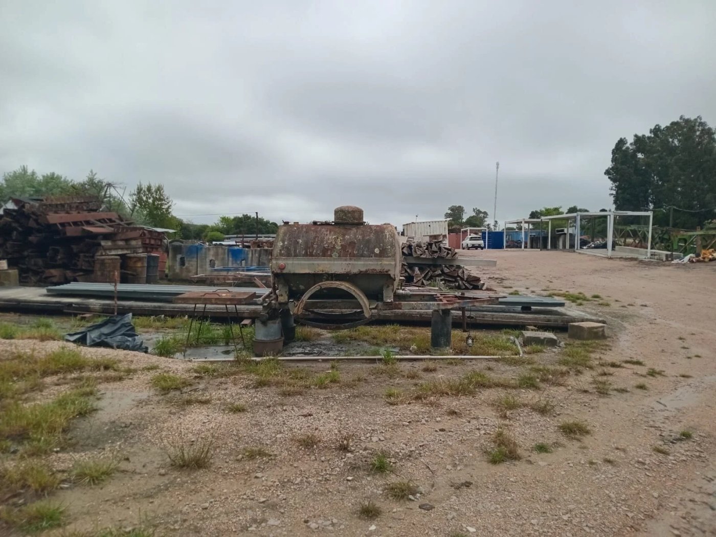Tanque Metálico Oxidado con Estructura