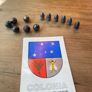 Escudos de Colonia, Balas de Plomo y Bolas Metálicas de Colección - imagen 2