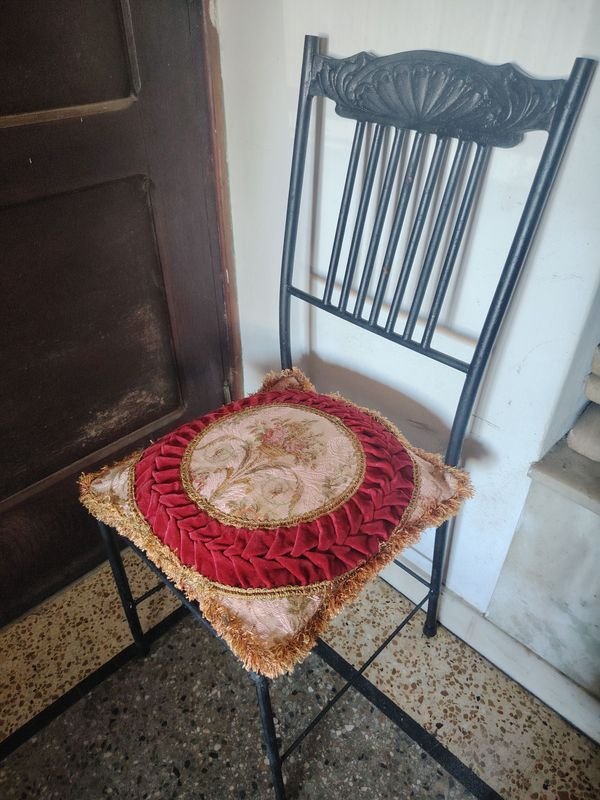 Silla sólida de hierro forjado y asiento madera con almohadón terciopelo rojo y gobelino con diseño - imagen 7