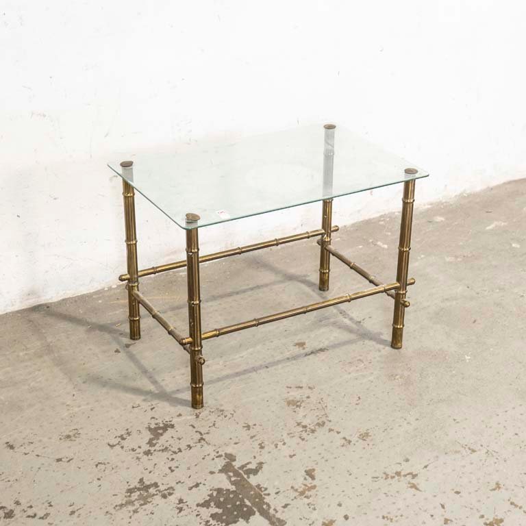 Lote siguiente: Mesa de living con estructura de bronce imitación caña y tapa de vidrio