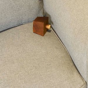 Sofá de Tres Cuerpos Tapizado en Tela Gris con Almohadones - imagen 3