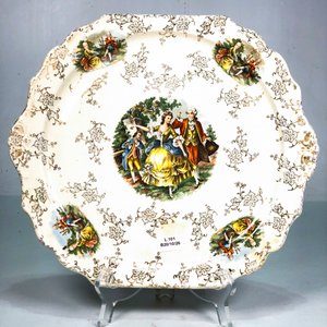 Plato de Porcelana Inglesa con Personajes Florales y Borde Dorado - imagen 3
