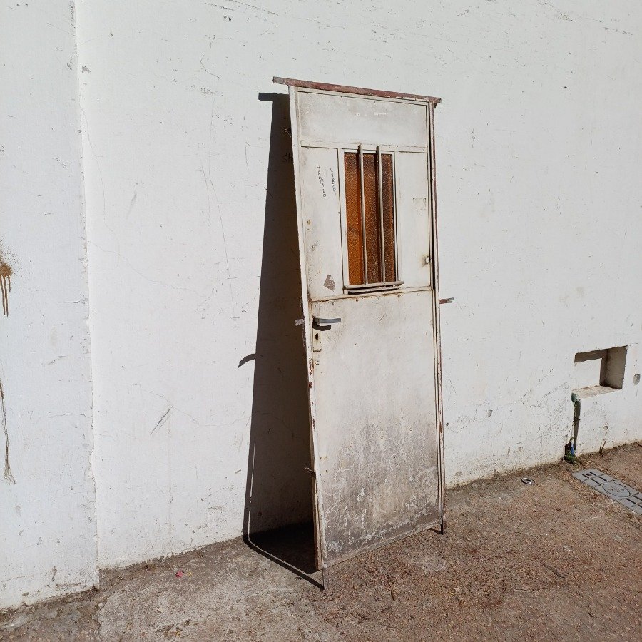 Puerta de hierro con marco, excelente estado - imagen 4
