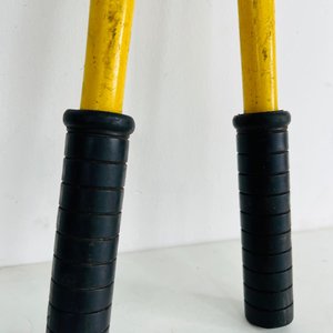 Pinza Ponchadora Profesional con Mangos Amarillos y Negros - imagen 3
