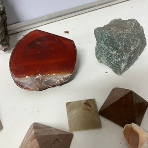Lote Variado de Piedras Naturales, Caracoles y Pirámides Decorativas - imagen 3