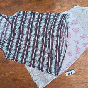 Lote de Ropa Femenina: Jeans con Tachas y Remeras Variadas - imagen 6