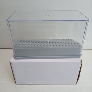 Cajita Exhibidora Acrílico Transparente para Modelos con Base Gris - imagen 2