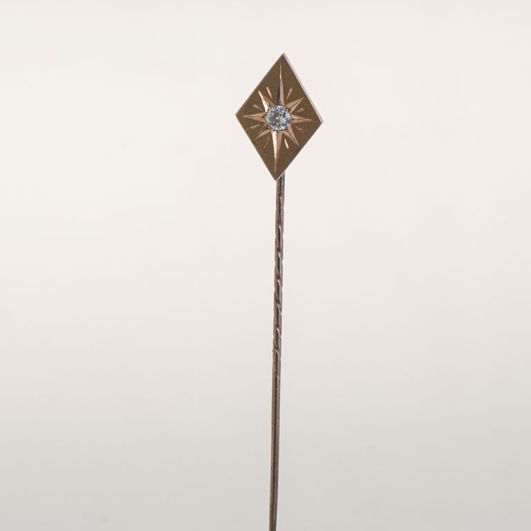 Pincho de oro con brillante