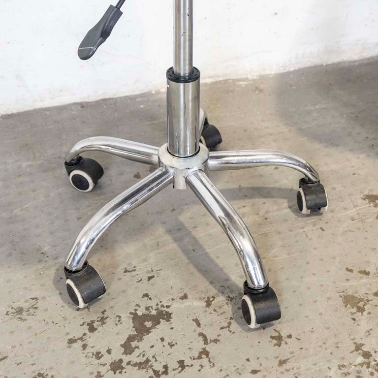 Sillas de oficina con asientos de PVC y base metálica - imagen 2
