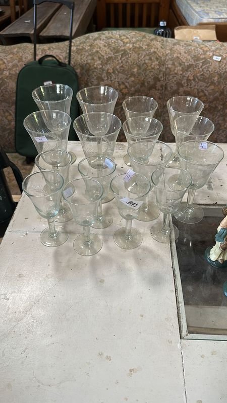Lote siguiente: 16 Copas de Vidrio Labrado - Accesorios para Vehículos