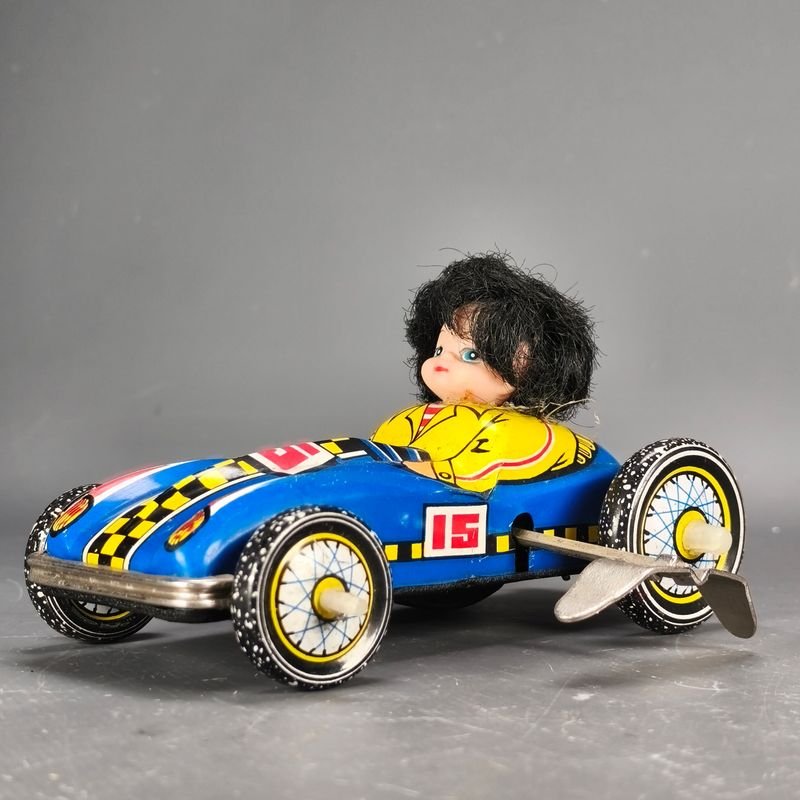Juguetes de época: Auto de chapa litografiada N°15 a cuerda con conductor - imagen 7