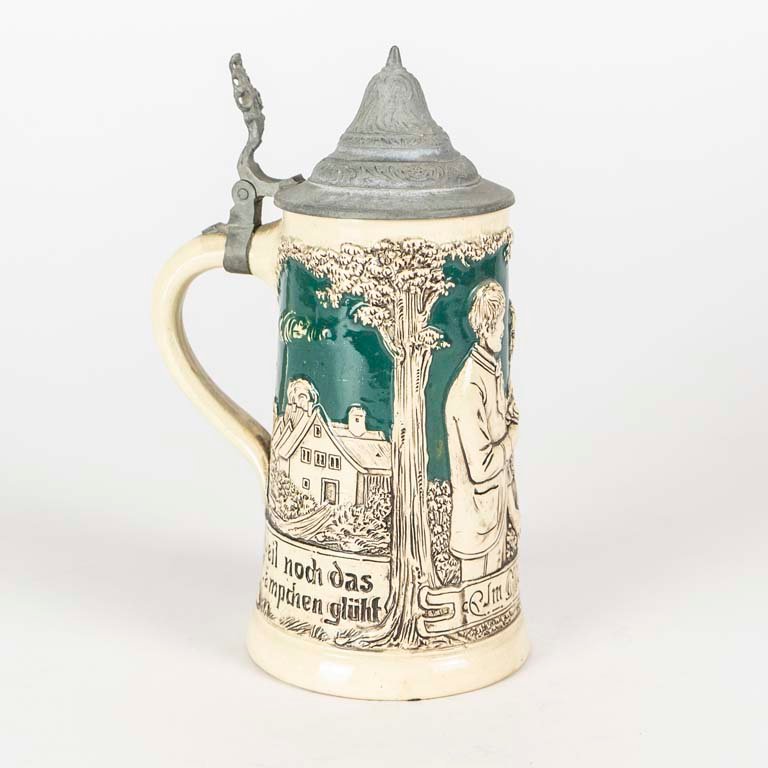 Jarra de cerveza cerámica con escenas en relieve y tapa de peltre - imagen 2