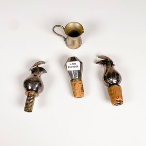 Lote de 4 tapones para botellas y jarrita metálica - imagen 2