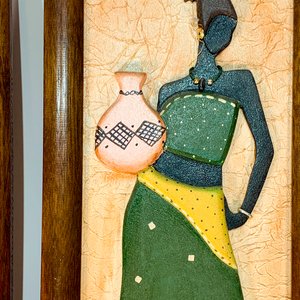 Dos Cuadros en Relieve: Damas Africanas con Vestidos Coloridos - imagen 3