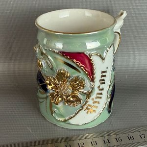 Taza de Porcelana Estilo Isabelino con Detalles Dorados y Flor - imagen 4