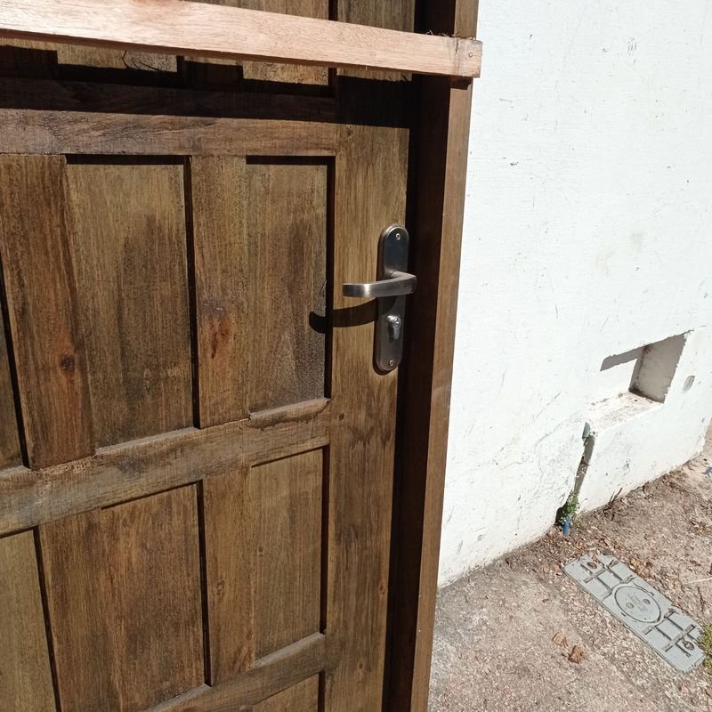 Puerta exterior en madera maciza con marco y cerradura - imagen 7