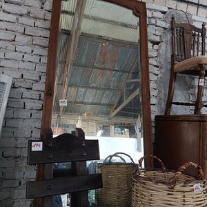 Lote siguiente: Espejo Antiguo con Marco de Madera y Apliques de Bronce