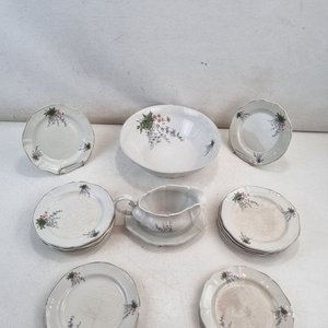 Lote siguiente: L 264 - Set De 14 Piezas - Importante juego de loza de Porcelana Olmos, industria uruguaya, con diseño floral y bordes moldurados (Completo - Con Detalles De Restauración)